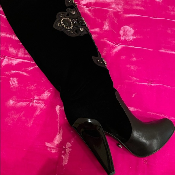 VERSACE CHRYSTAL-EMBELLISHED CROSS VELVET and LEATHER KNEE BOOTS 38 1/2 / 8.5. - Picture 2 of 12
